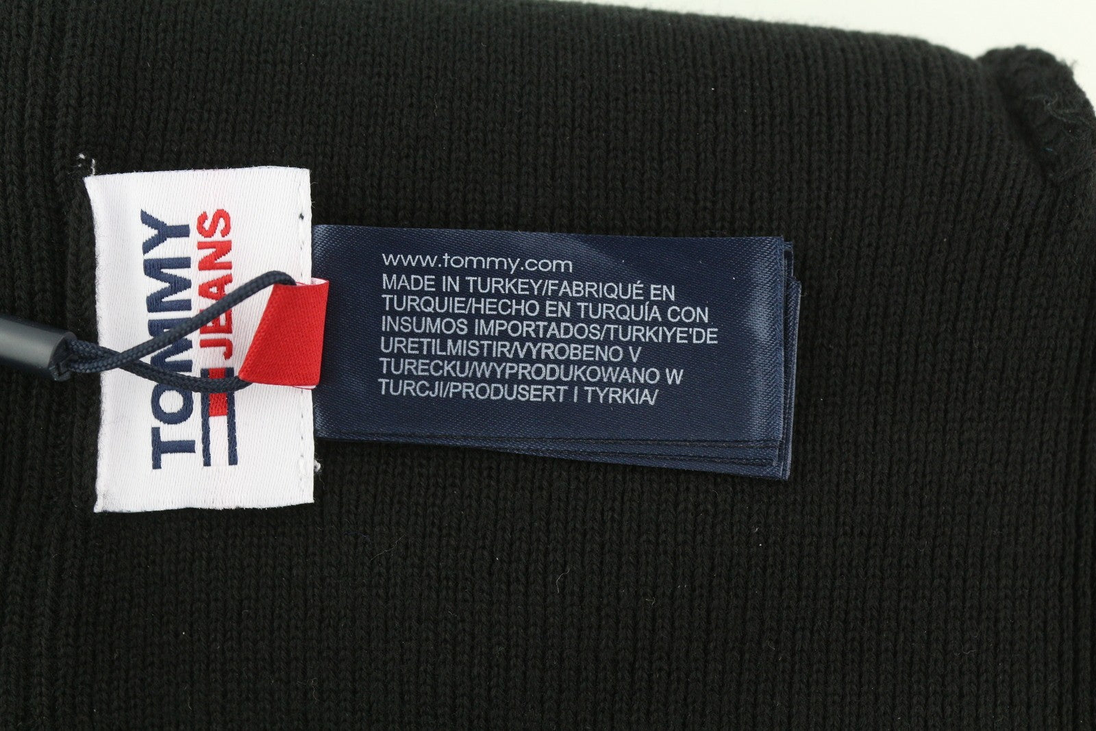 TOMMY HILFIGER kepurė vyrams, juoda, tvirtai megzta, su siuvinėtu logotipu, kasdieninė kaina – 79 € 