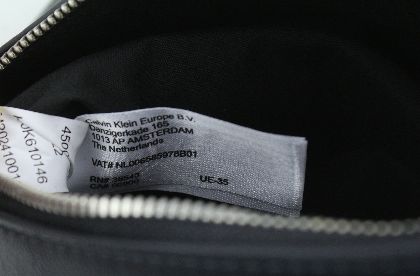 CALVIN KLEIN makiažo rankinė su D formos raktų pakabuku, juoda, dengta, unisex, rekomenduojama kaina – 89 € 