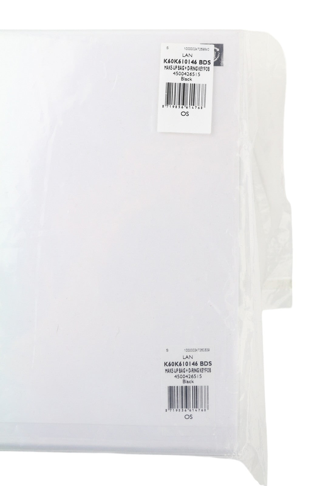 CALVIN KLEIN makiažo rankinė su D formos raktų pakabuku, juoda, dengta, unisex, rekomenduojama kaina – 89 € 