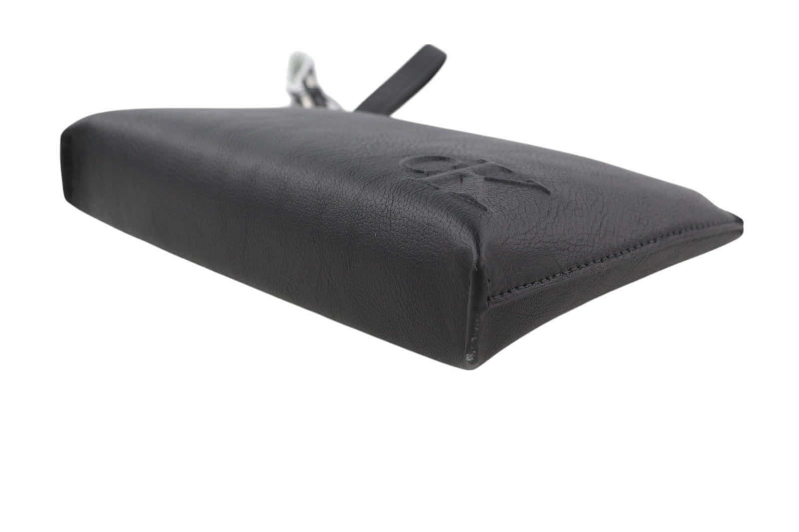 CALVIN KLEIN makiažo rankinė su D formos raktų pakabuku, juoda, dengta, unisex, rekomenduojama kaina – 89 € 