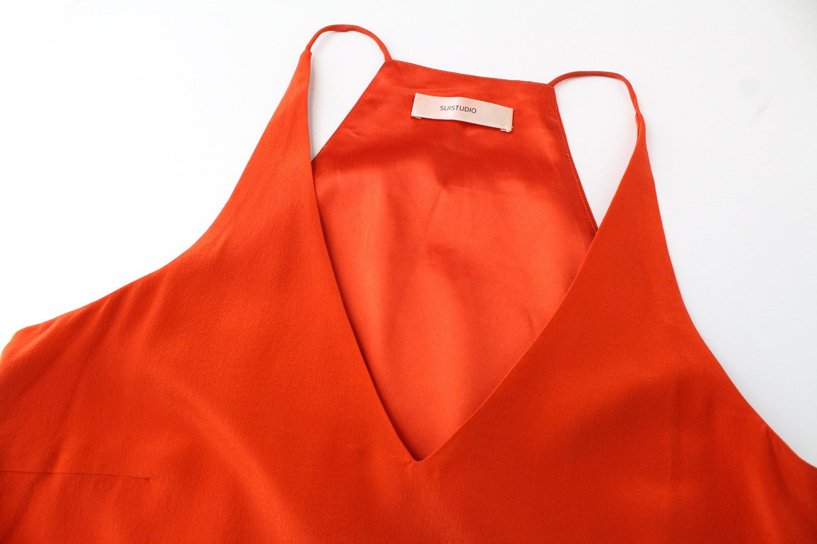 SUISTUDIO Rickie moteriški marškinėliai, UK6, raudoni, ploni, šilkiniai, minkšti, be rankovių, su V formos iškirpte. 