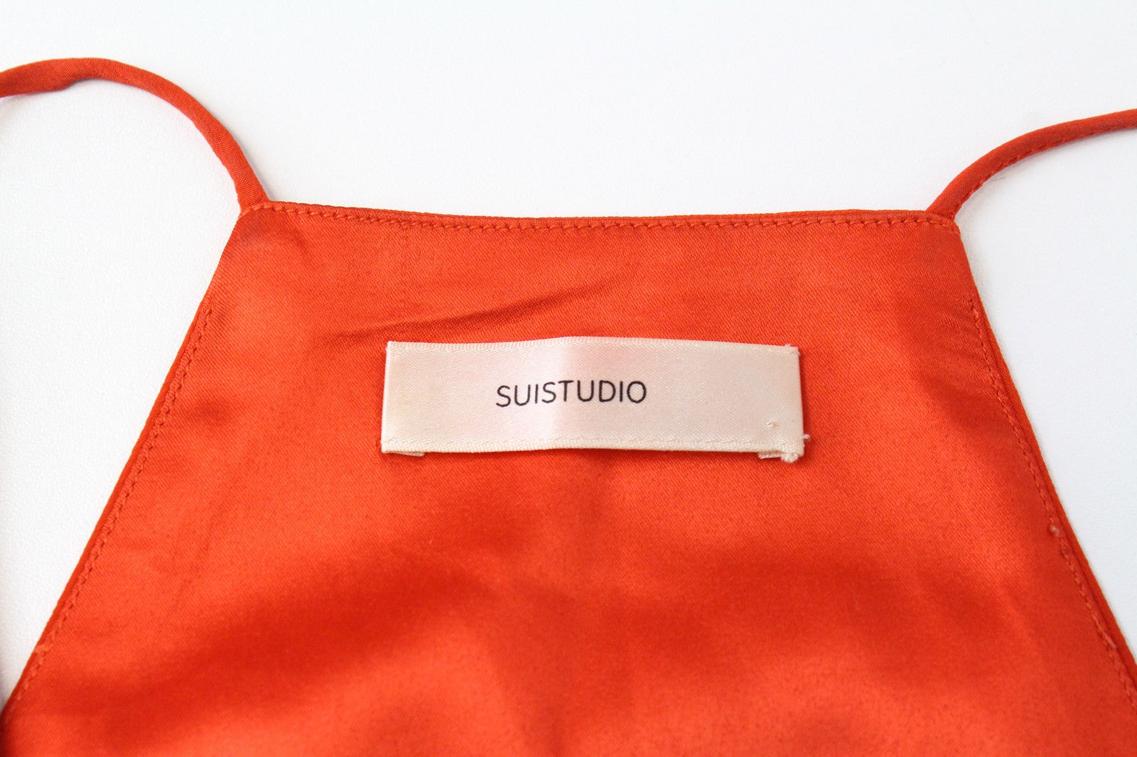 SUISTUDIO Rickie moteriški marškinėliai, UK6, raudoni, ploni, šilkiniai, minkšti, be rankovių, su V formos iškirpte. 