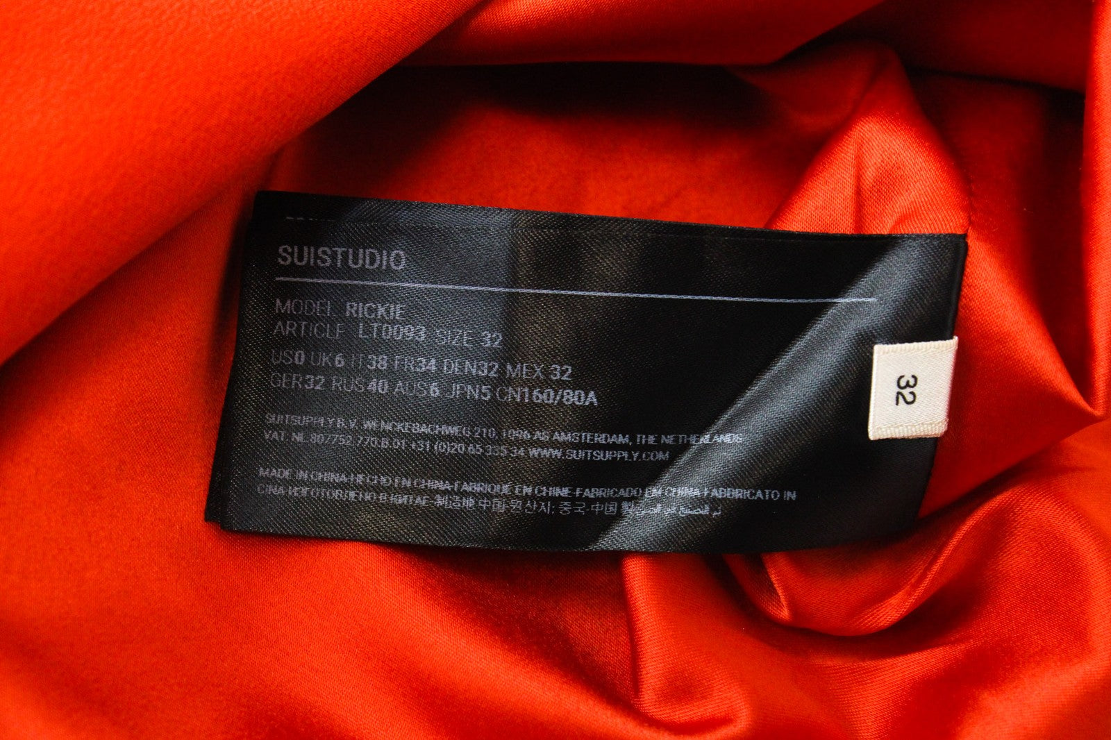 SUISTUDIO Rickie moteriški marškinėliai, UK6, raudoni, ploni, šilkiniai, minkšti, be rankovių, su V formos iškirpte. 