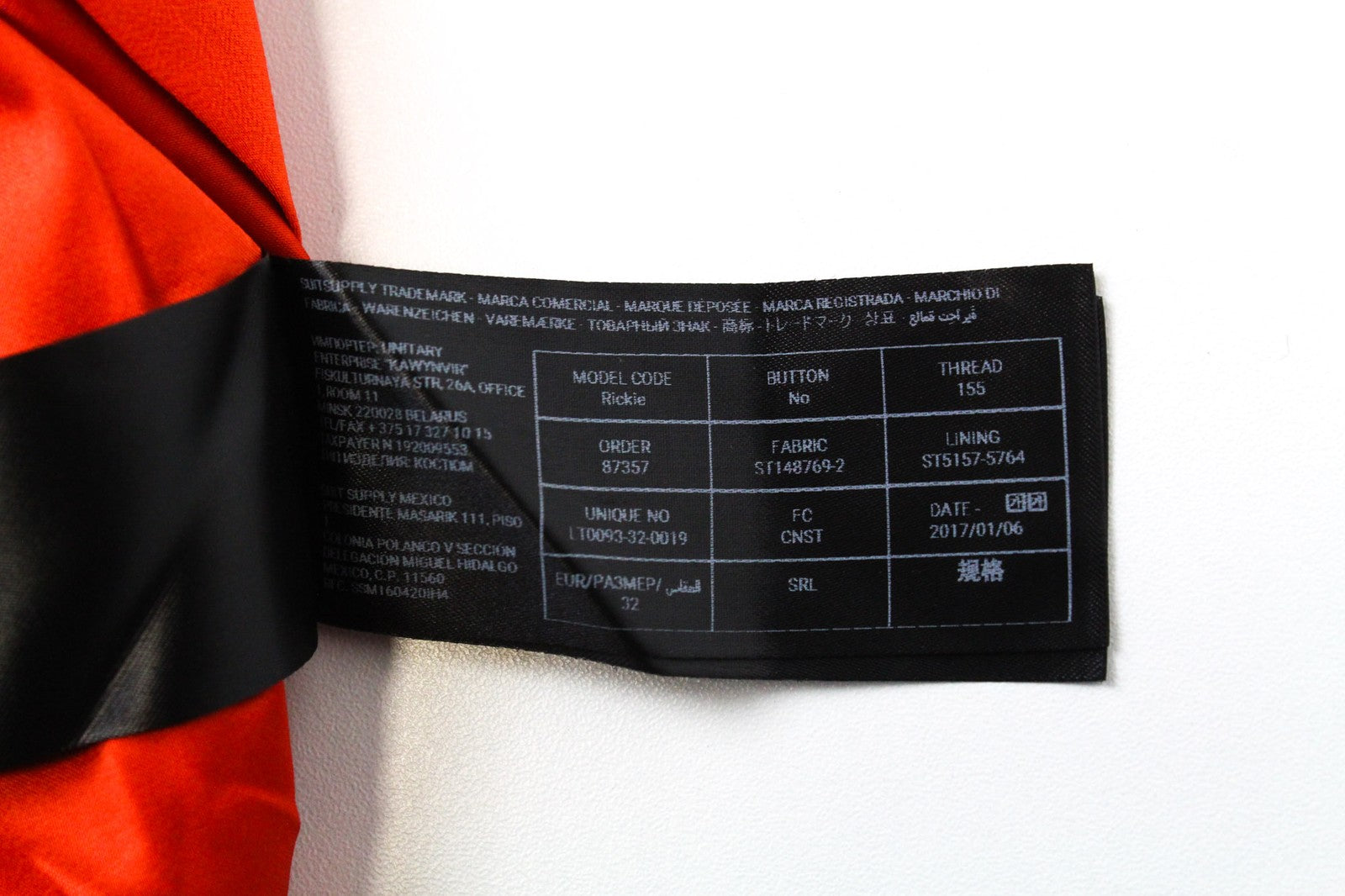 SUISTUDIO Rickie moteriški marškinėliai, UK6, raudoni, ploni, šilkiniai, minkšti, be rankovių, su V formos iškirpte. 