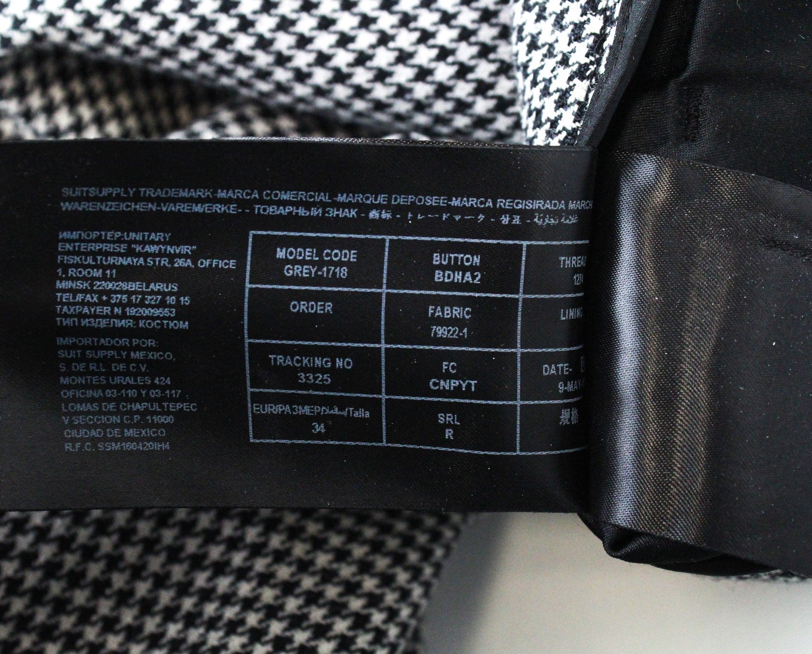 SUISTUDIO pilkos moteriškos kelnės UK8R vilnos, šilko, lino, prigludusios, pilkos, „Houndstooth“ rašto. 