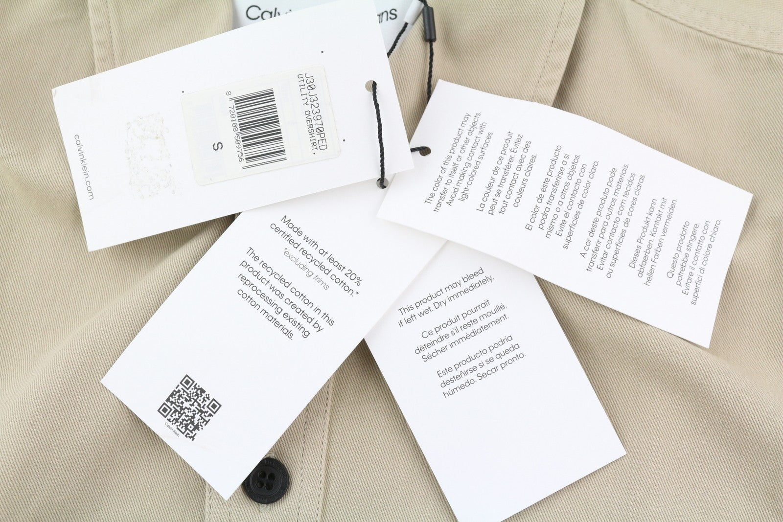 CALVIN KLEIN vyriški marškinėliai S smėlio spalvos, laisvalaikio kirpimo, marškinėliai su sagomis, logotipu ir užtiestu kišeniu. 