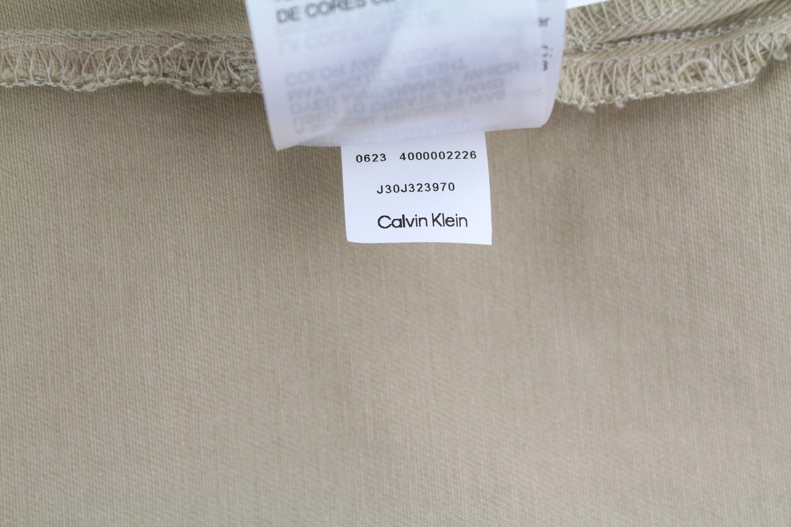 CALVIN KLEIN vyriški marškinėliai S smėlio spalvos, laisvalaikio kirpimo, marškinėliai su sagomis, logotipu ir užtiestu kišeniu. 