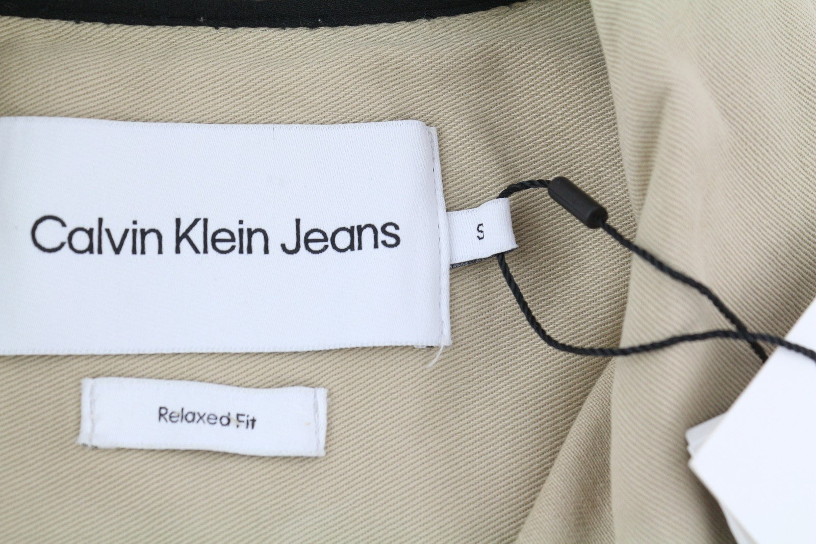 CALVIN KLEIN vyriški marškinėliai S smėlio spalvos, laisvalaikio kirpimo, marškinėliai su sagomis, logotipu ir užtiestu kišeniu. 