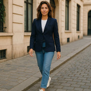 GANT Drapy Twill moteriškas švarkas su tamsiai mėlyna spalva, vieneiliu pamušalu ir įpjovomis ant atvarto. 