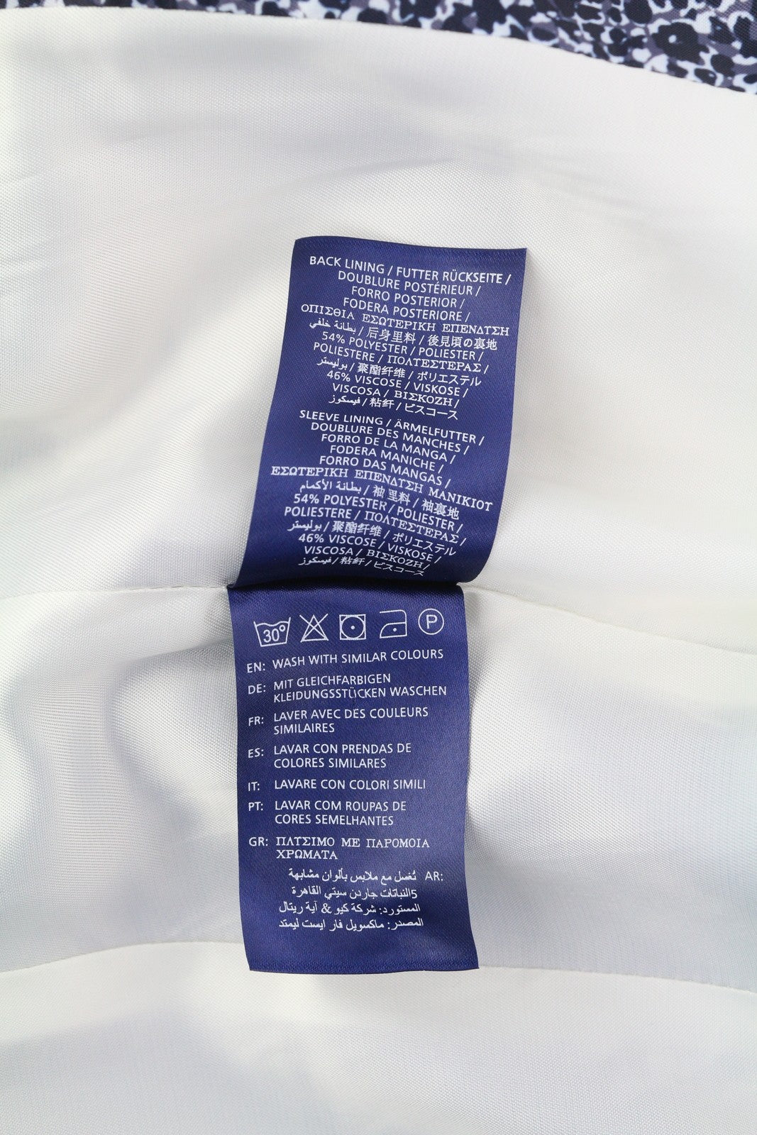 GANT Drapy Twill moteriškas švarkas su tamsiai mėlyna spalva, vieneiliu pamušalu ir įpjovomis ant atvarto. 