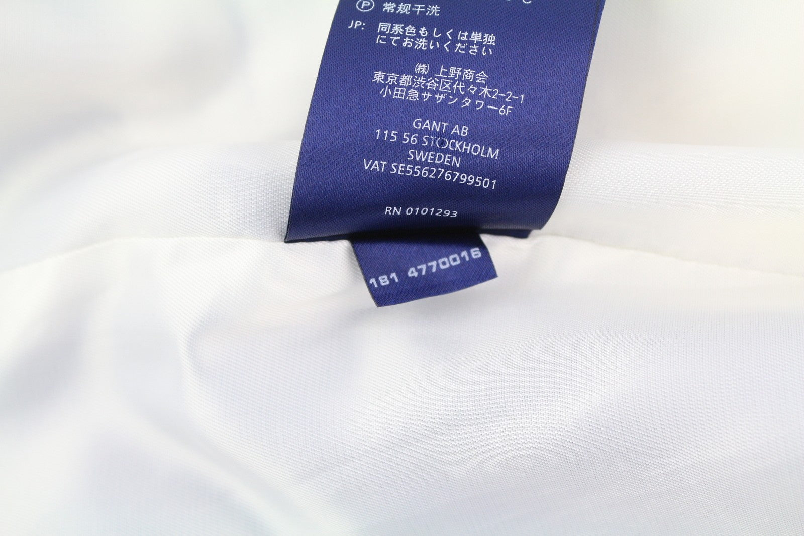 GANT Drapy Twill moteriškas švarkas su tamsiai mėlyna spalva, vieneiliu pamušalu ir įpjovomis ant atvarto. 