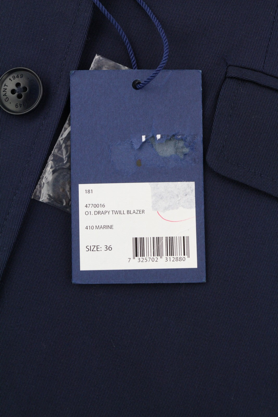 GANT Drapy Twill moteriškas švarkas su tamsiai mėlyna spalva, vieneiliu pamušalu ir įpjovomis ant atvarto. 