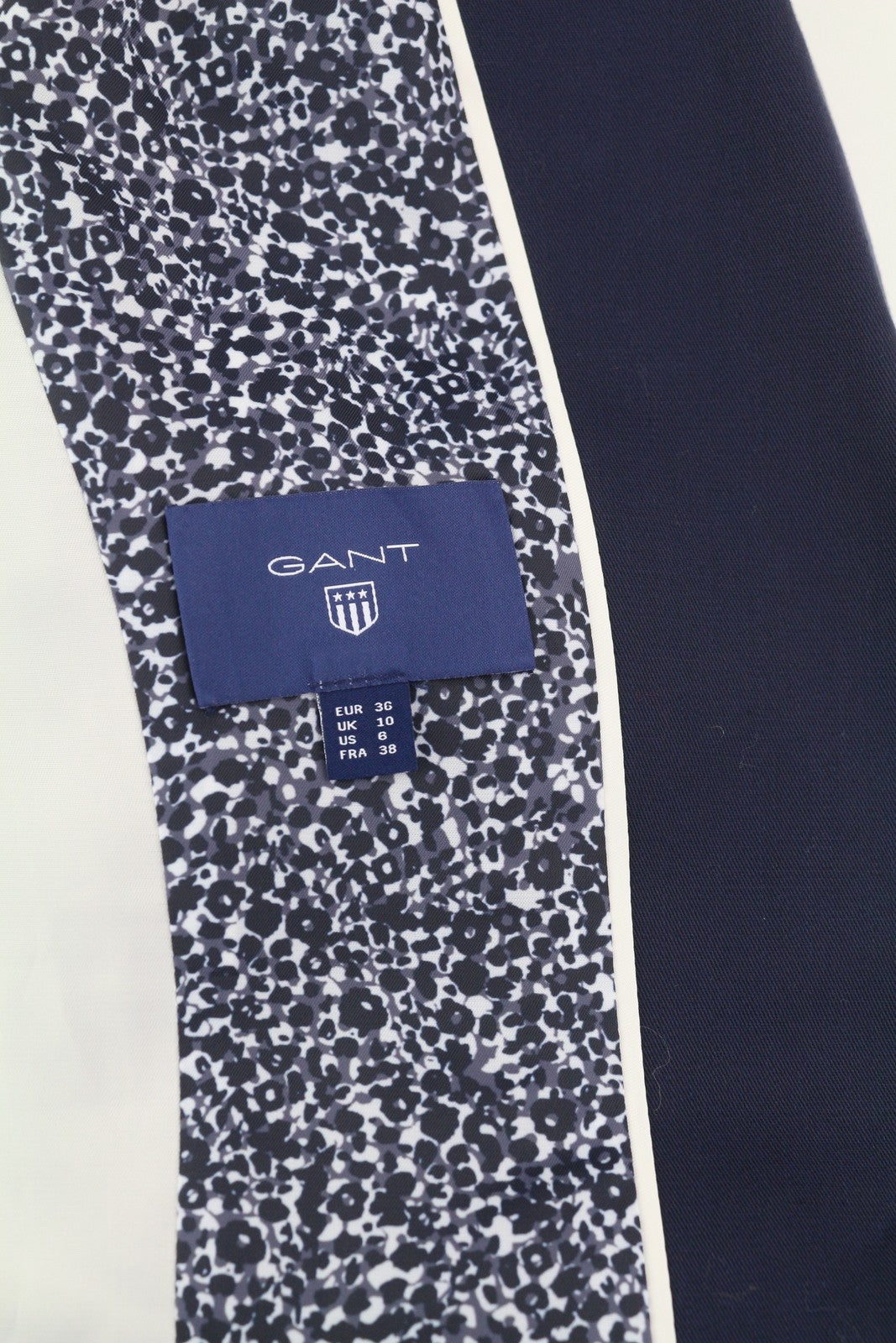 GANT Drapy Twill moteriškas švarkas su tamsiai mėlyna spalva, vieneiliu pamušalu ir įpjovomis ant atvarto. 