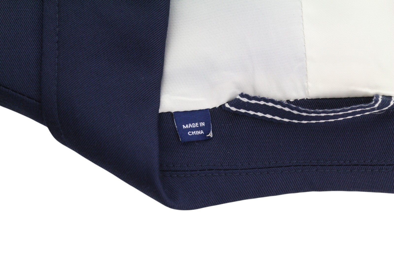 GANT Drapy Twill moteriškas švarkas su tamsiai mėlyna spalva, vieneiliu pamušalu ir įpjovomis ant atvarto. 