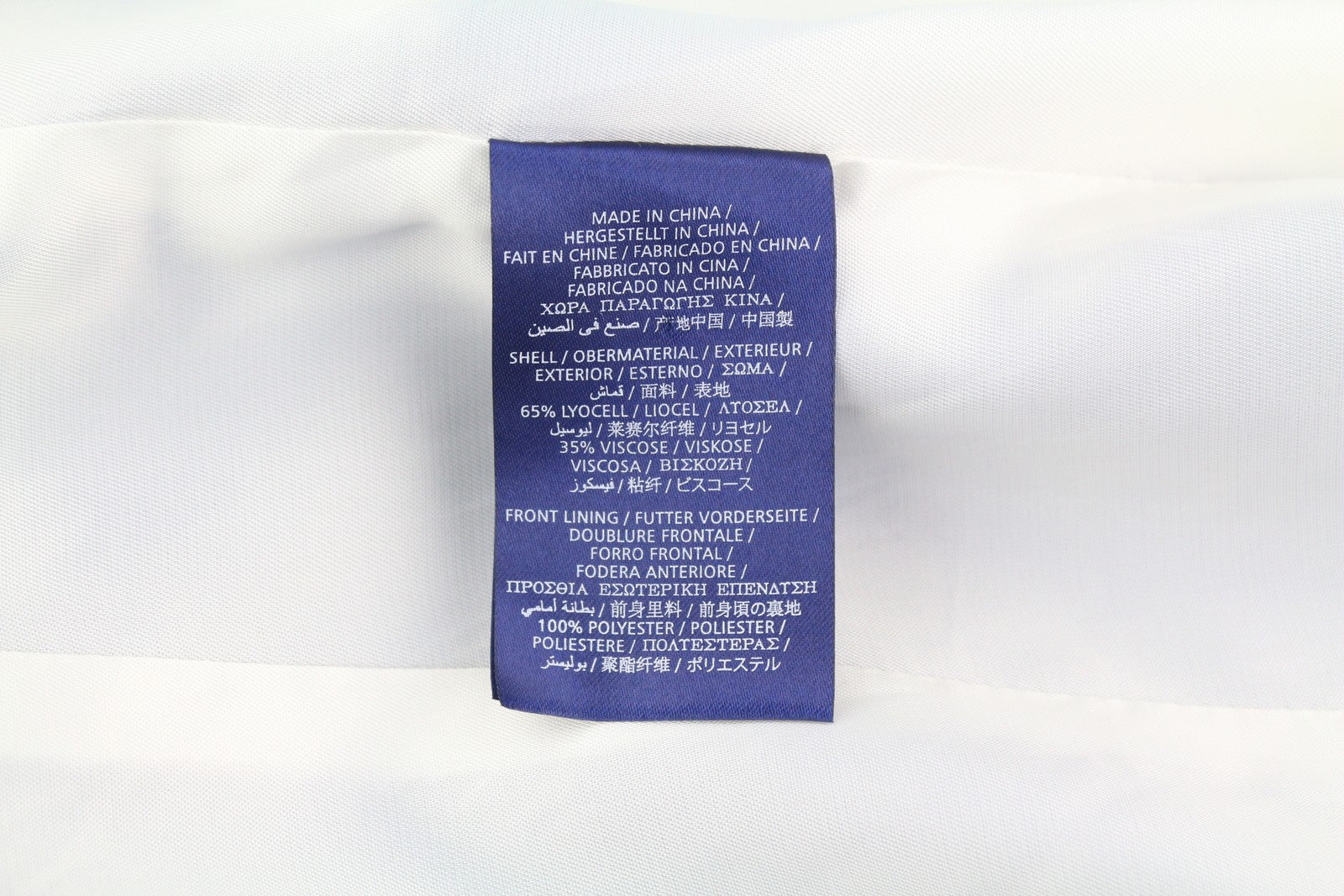 GANT Drapy Twill moteriškas švarkas su tamsiai mėlyna spalva, vieneiliu pamušalu ir įpjovomis ant atvarto. 