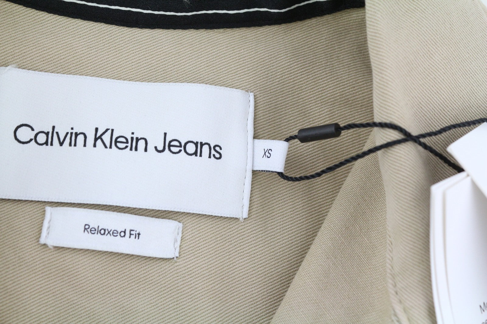 CALVIN KLEIN vyriški marškinėliai XS, smėlio spalvos, laisvo kirpimo, marškinėliai su sagomis ir užlopytomis kišenėmis. 