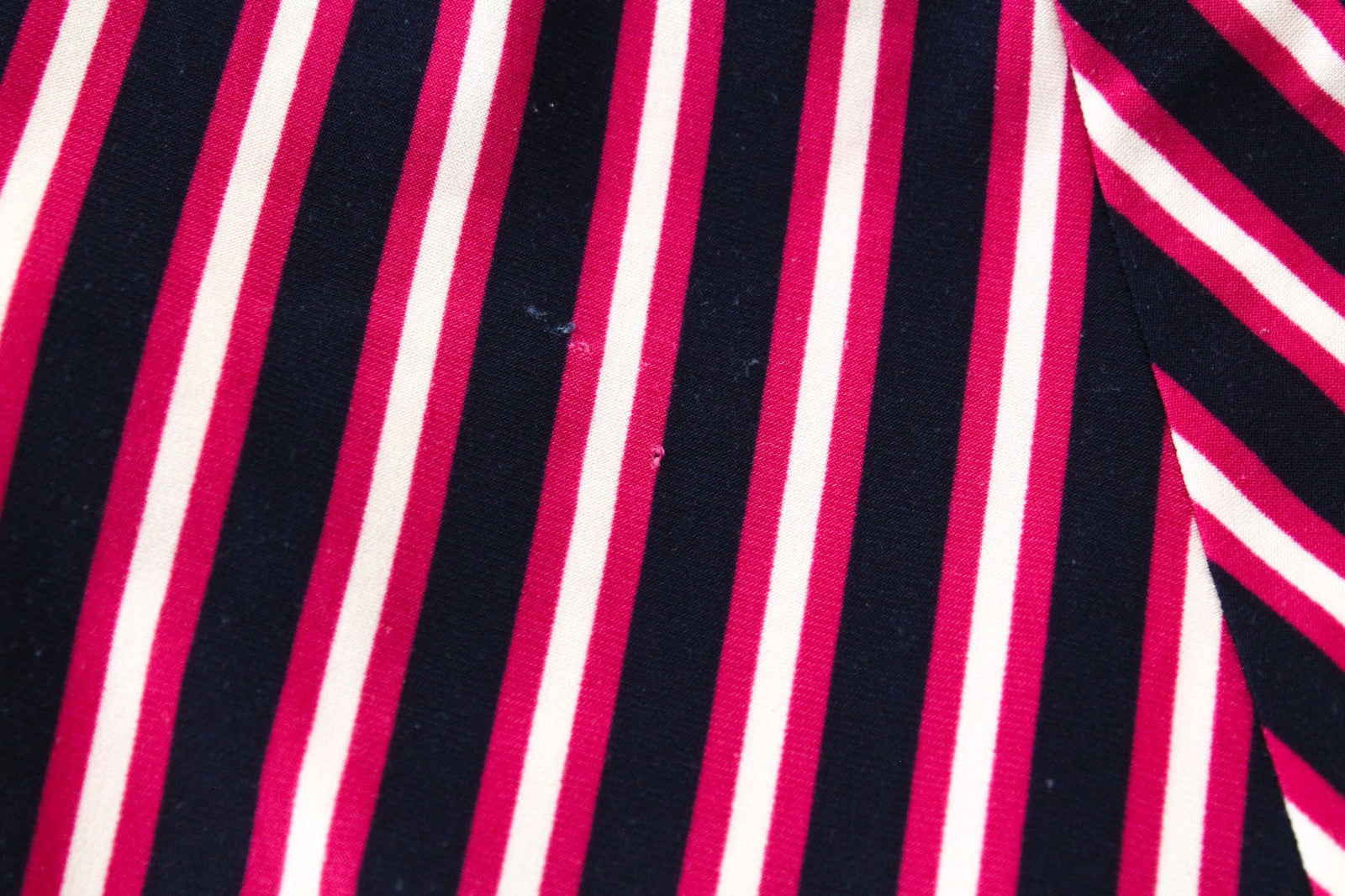 RALPH LAUREN moteriška suknelė, US4 tamsiai violetinė, tampri, trumpomis rankovėmis, V formos iškirpte, dryžuota. 