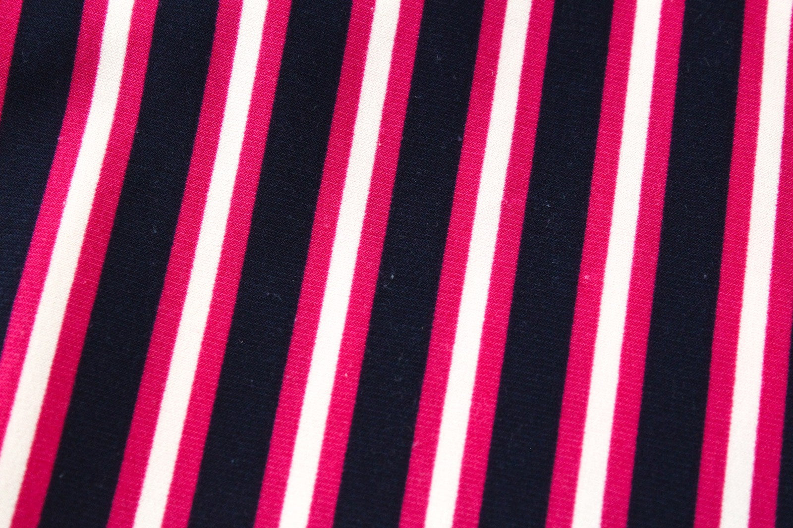 RALPH LAUREN moteriška suknelė, US4 tamsiai violetinė, tampri, trumpomis rankovėmis, V formos iškirpte, dryžuota. 