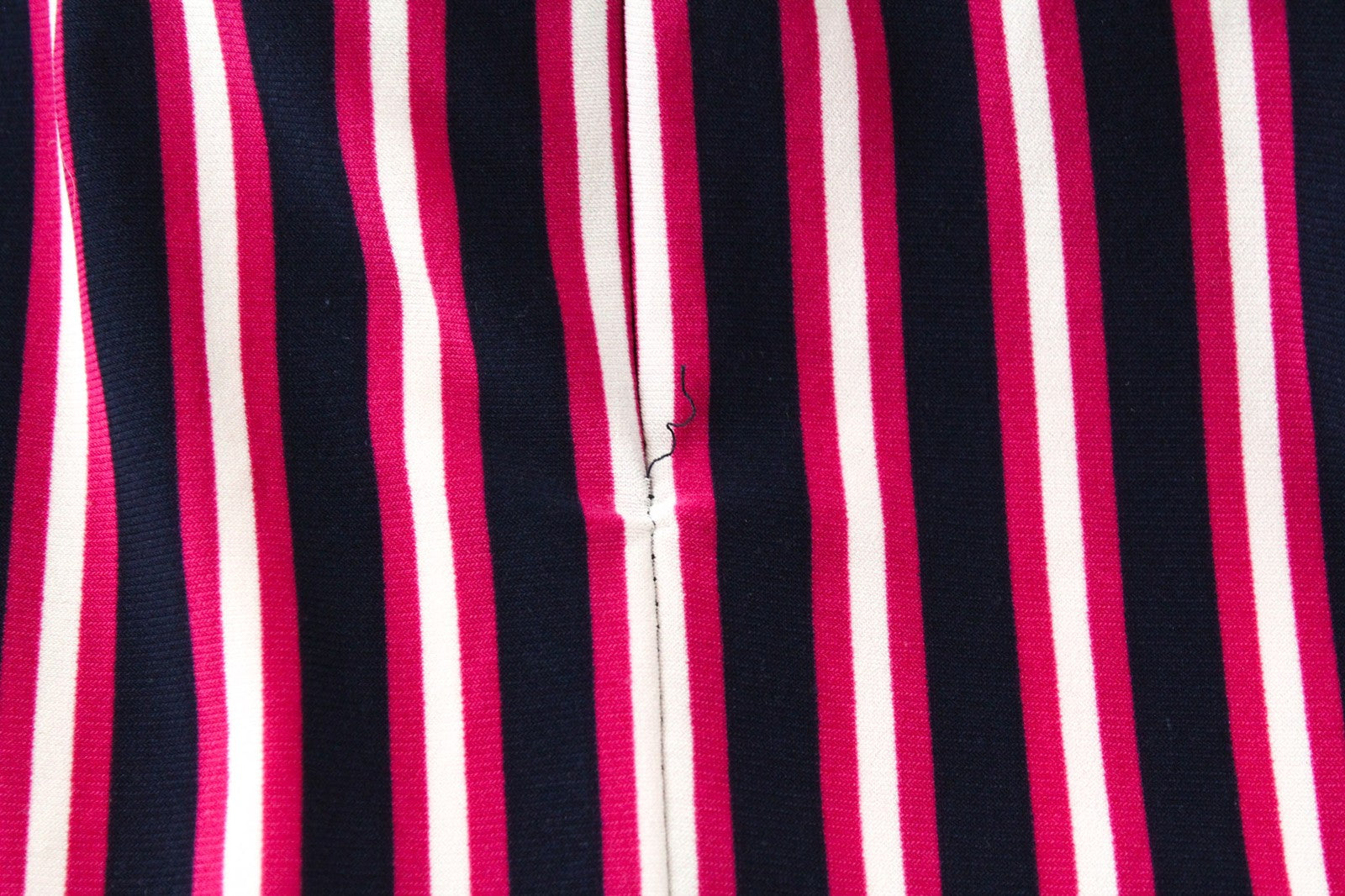 RALPH LAUREN moteriška suknelė, US4 tamsiai violetinė, tampri, trumpomis rankovėmis, V formos iškirpte, dryžuota. 