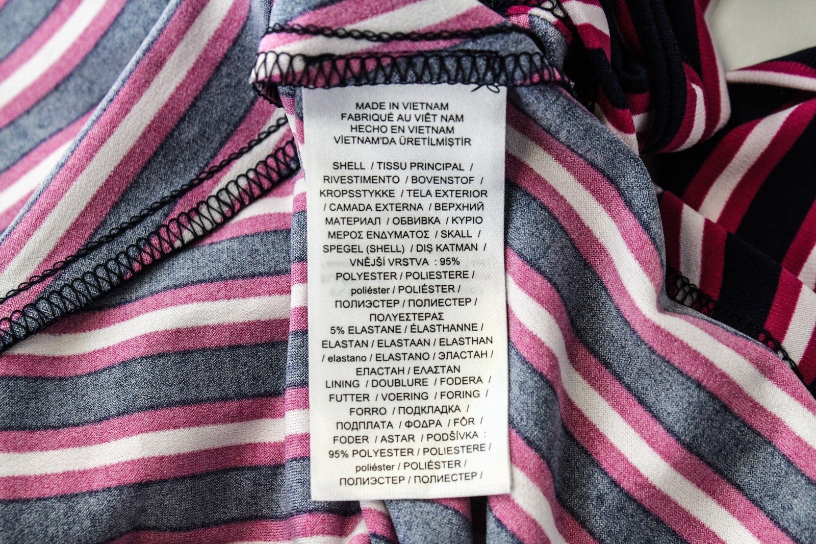 RALPH LAUREN moteriška suknelė, US4 tamsiai violetinė, tampri, trumpomis rankovėmis, V formos iškirpte, dryžuota. 