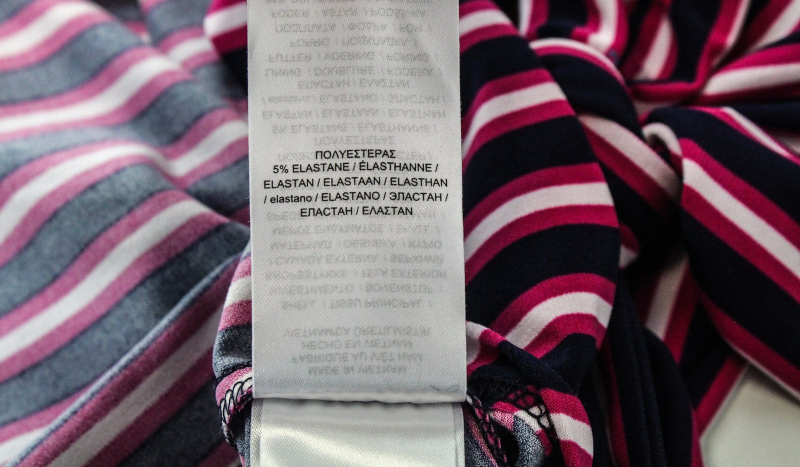 RALPH LAUREN moteriška suknelė, US4 tamsiai violetinė, tampri, trumpomis rankovėmis, V formos iškirpte, dryžuota. 