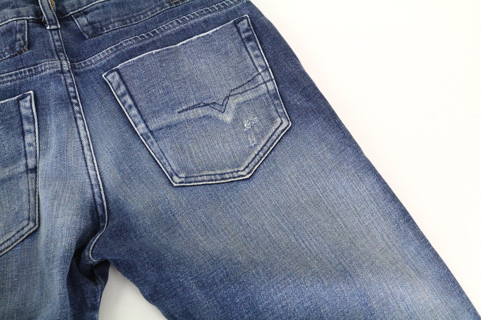 DIESEL D-Bazer 0870H vyriški džinsai W27/L32 berniukams, siaurėjantys, skalbtos mėlynos medvilnės tamprės. 