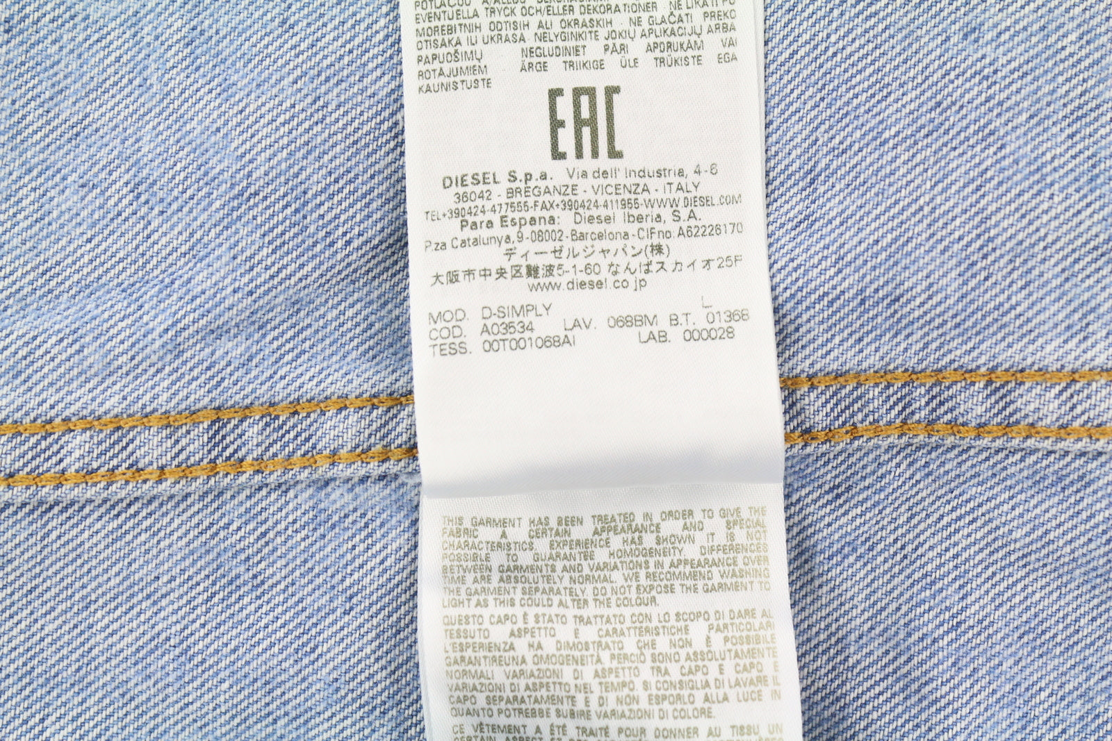 DIESEL D-Simply vyriški marškinėliai, L dydžio, mėlyni, džinsinio audinio, raštuoti, plataus kaklo, su sagomis. Rekomenduojama kaina – 179 €.