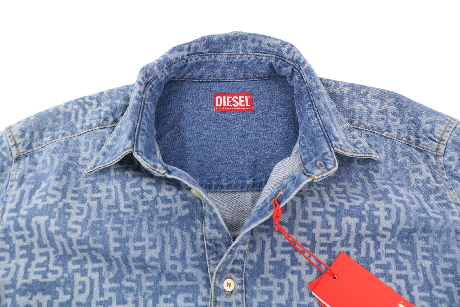 DIESEL D-Simply vyriški marškinėliai, L dydžio, mėlyni, džinsinio audinio, raštuoti, plataus kaklo, su sagomis. Rekomenduojama kaina – 179 €.