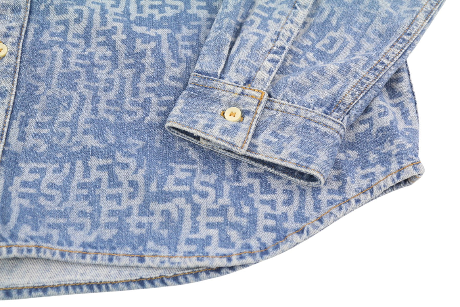 DIESEL D-Simply vyriški marškinėliai, L dydžio, mėlyni, džinsinio audinio, raštuoti, plataus kaklo, su sagomis. Rekomenduojama kaina – 179 €.