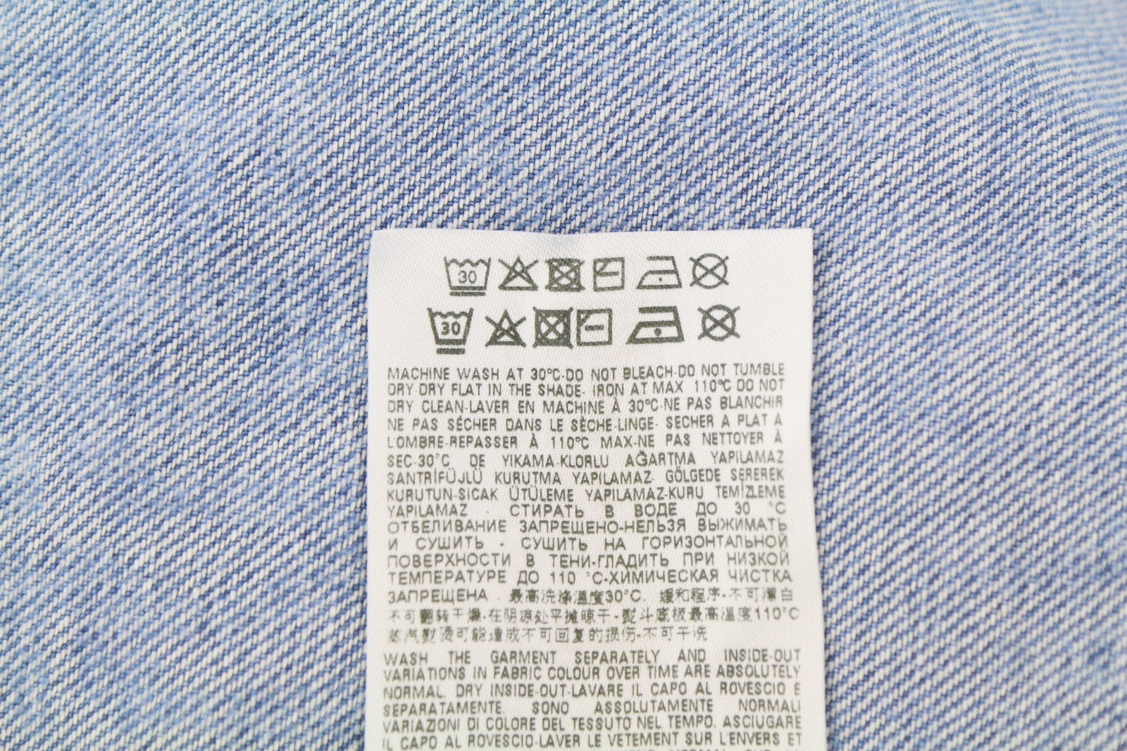 DIESEL D-Simply vyriški marškinėliai, L dydžio, mėlyni, džinsinio audinio, raštuoti, plataus kaklo, su sagomis. Rekomenduojama kaina – 179 €.