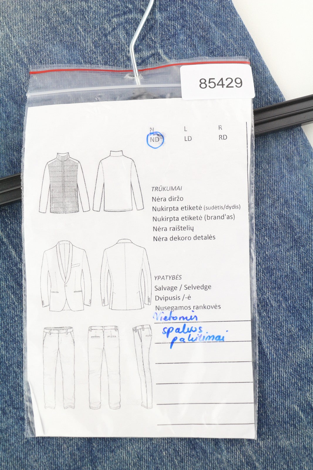 R13 Jane moteriški džinsai, 27 Kelly tamprūs, tiesūs, platėjantys, skalbti, išblukę, užtrauktukai. Rekomenduojama kaina – 645 €. 