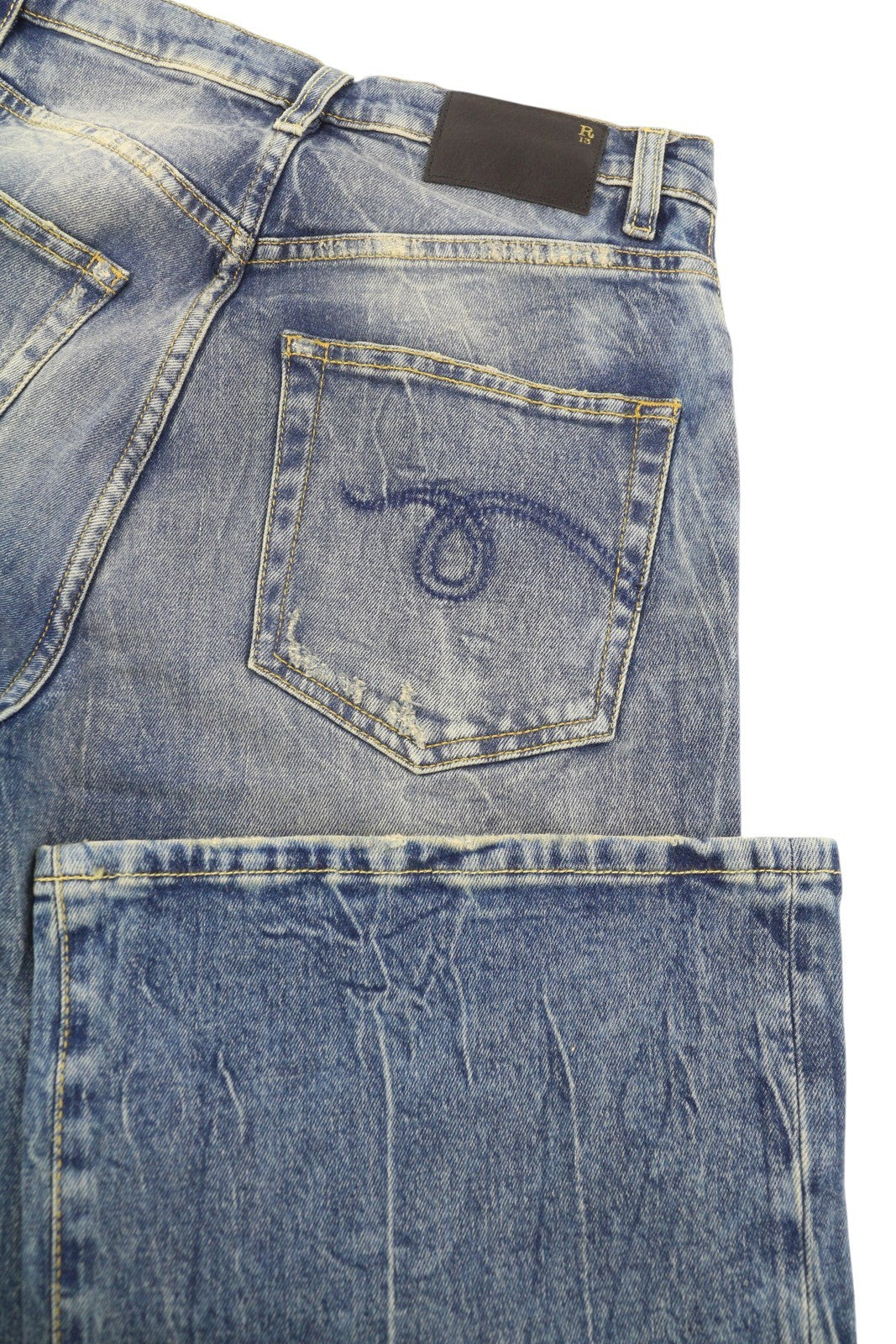 R13 Jane moteriški džinsai, 27 Kelly tamprūs, tiesūs, platėjantys, skalbti, išblukę, užtrauktukai. Rekomenduojama kaina – 645 €. 