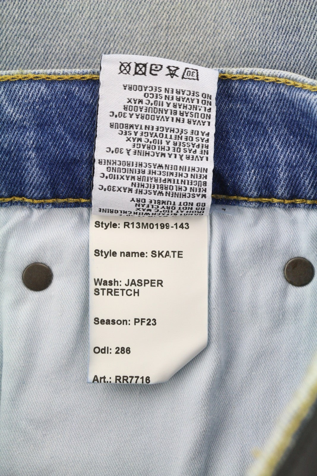 R13 Skate stiliaus vyriški džinsai, 33 dydis, Jasper tamprūs, aptempti, skalbtos mėlynos spalvos su išblukusiu logotipu. RMK 440 €. 