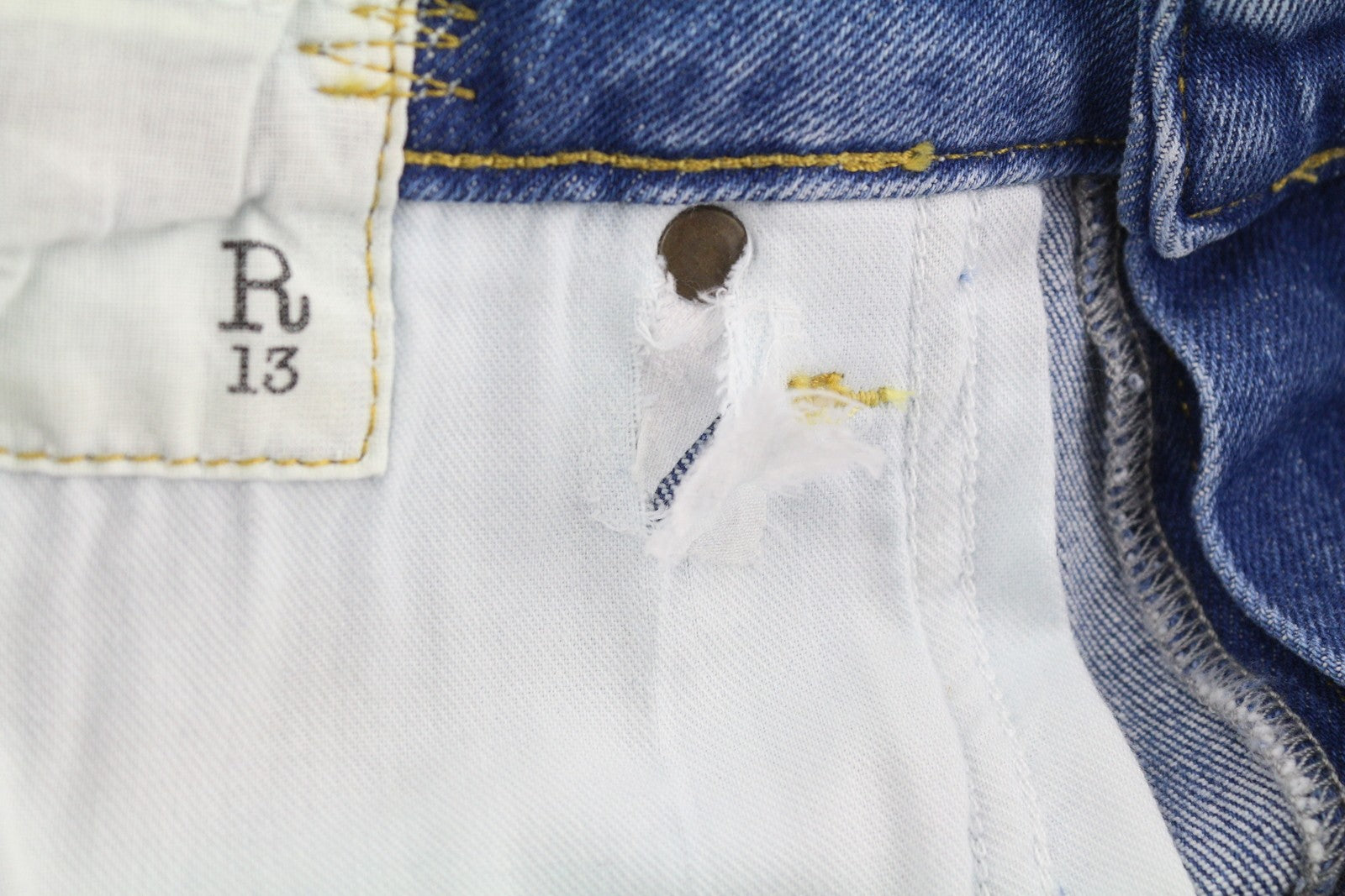 R13 Kick moteriški džinsai, 29 cm, Jasper tamprūs, iki kulkšnių, skalbtos, blukusios mėlynos spalvos, rekomenduojama kaina – 695 € 