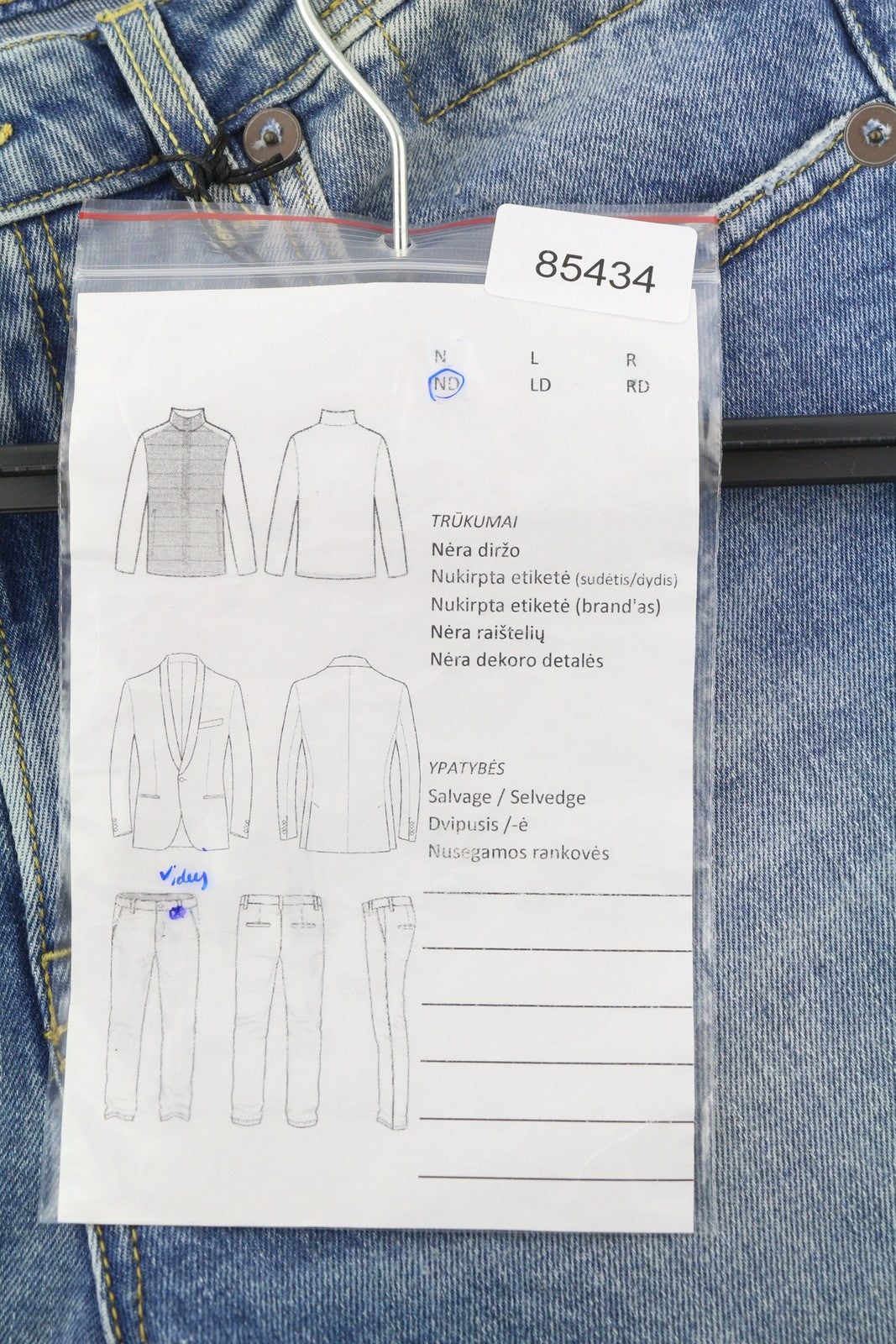 R13 Kick moteriški džinsai, 29 cm, Jasper tamprūs, iki kulkšnių, skalbtos, blukusios mėlynos spalvos, rekomenduojama kaina – 695 € 