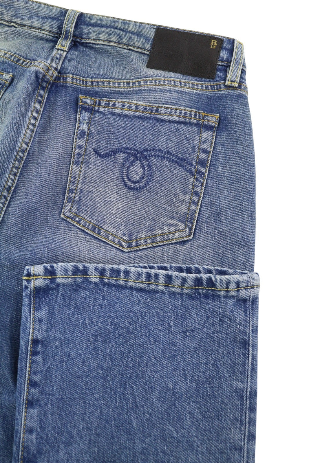 R13 Kick moteriški džinsai, 29 cm, Jasper tamprūs, iki kulkšnių, skalbtos, blukusios mėlynos spalvos, rekomenduojama kaina – 695 € 