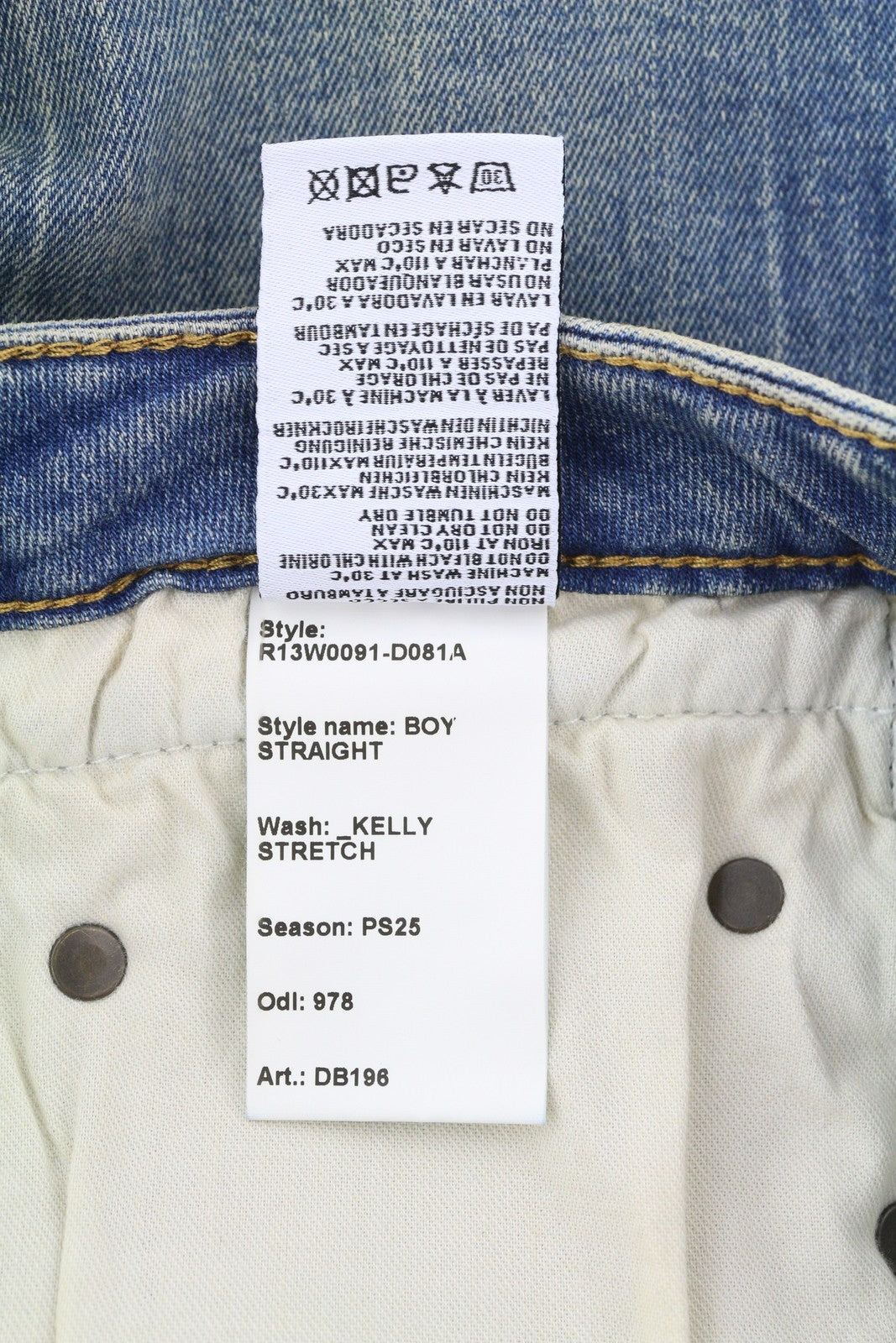 R13 berniukiški tiesūs moteriški džinsai iki kulkšnies, 31 cm, skalbtos, išblukusios mėlynos spalvos, rekomenduojama kaina – 645 € 