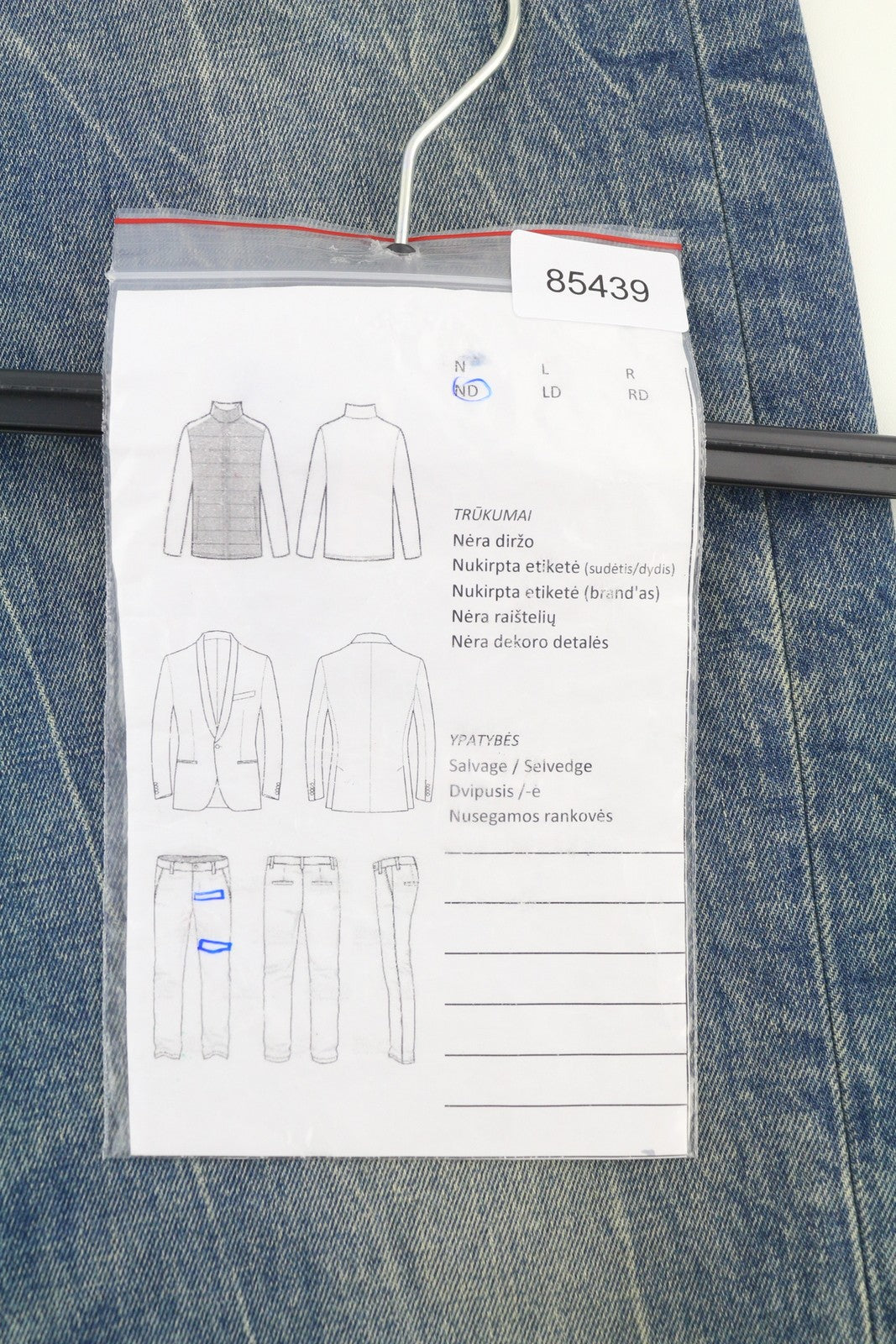 R13 berniukiški tiesūs moteriški džinsai iki kulkšnies, 31 cm, skalbtos, išblukusios mėlynos spalvos, rekomenduojama kaina – 645 € 