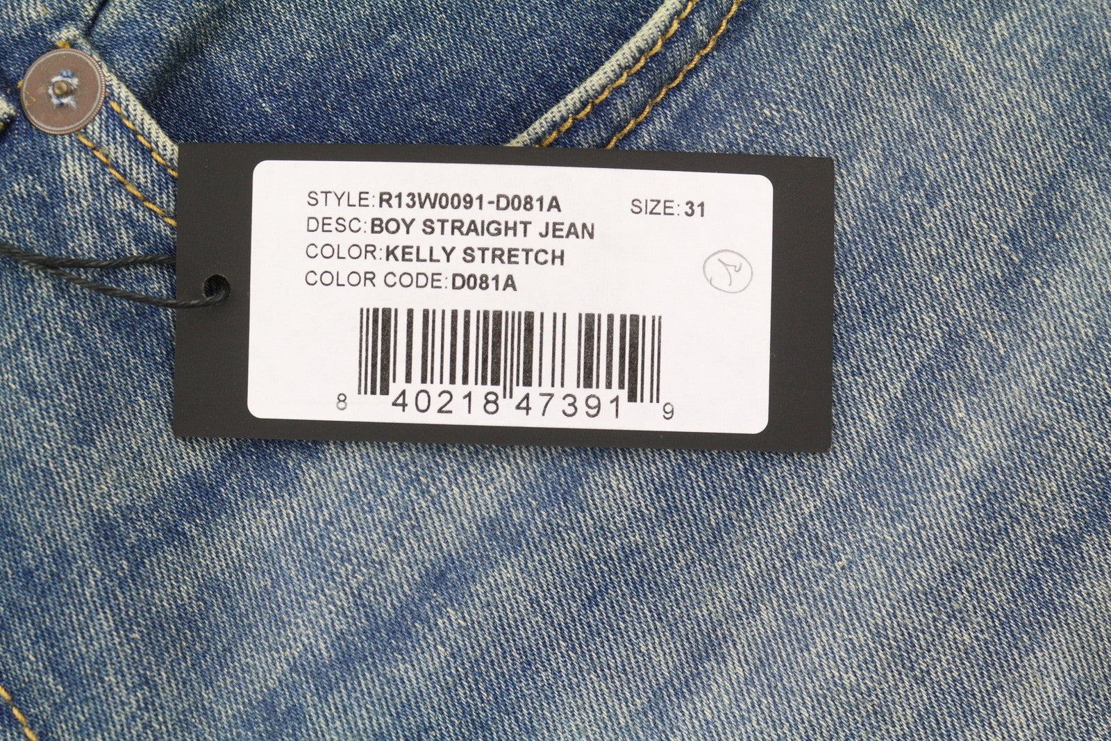 R13 berniukiški tiesūs moteriški džinsai iki kulkšnies, 31 cm, skalbtos, išblukusios mėlynos spalvos, rekomenduojama kaina – 645 € 