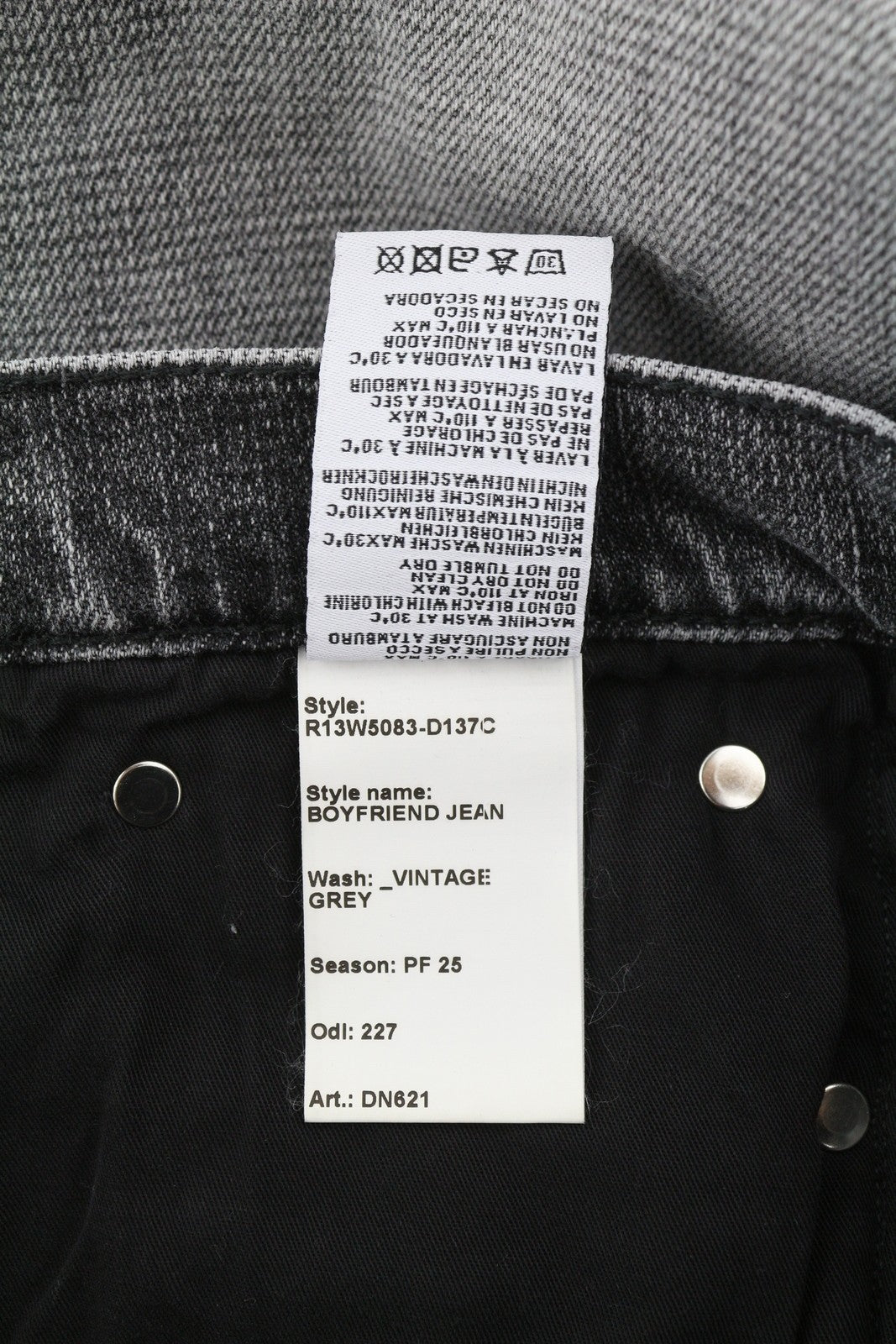 R13 „Boyfriend“ moteriški džinsai, 29 m., pilki, plėšyti, subraižyti, išblukę. Rekomenduojama kaina – 595 €. 