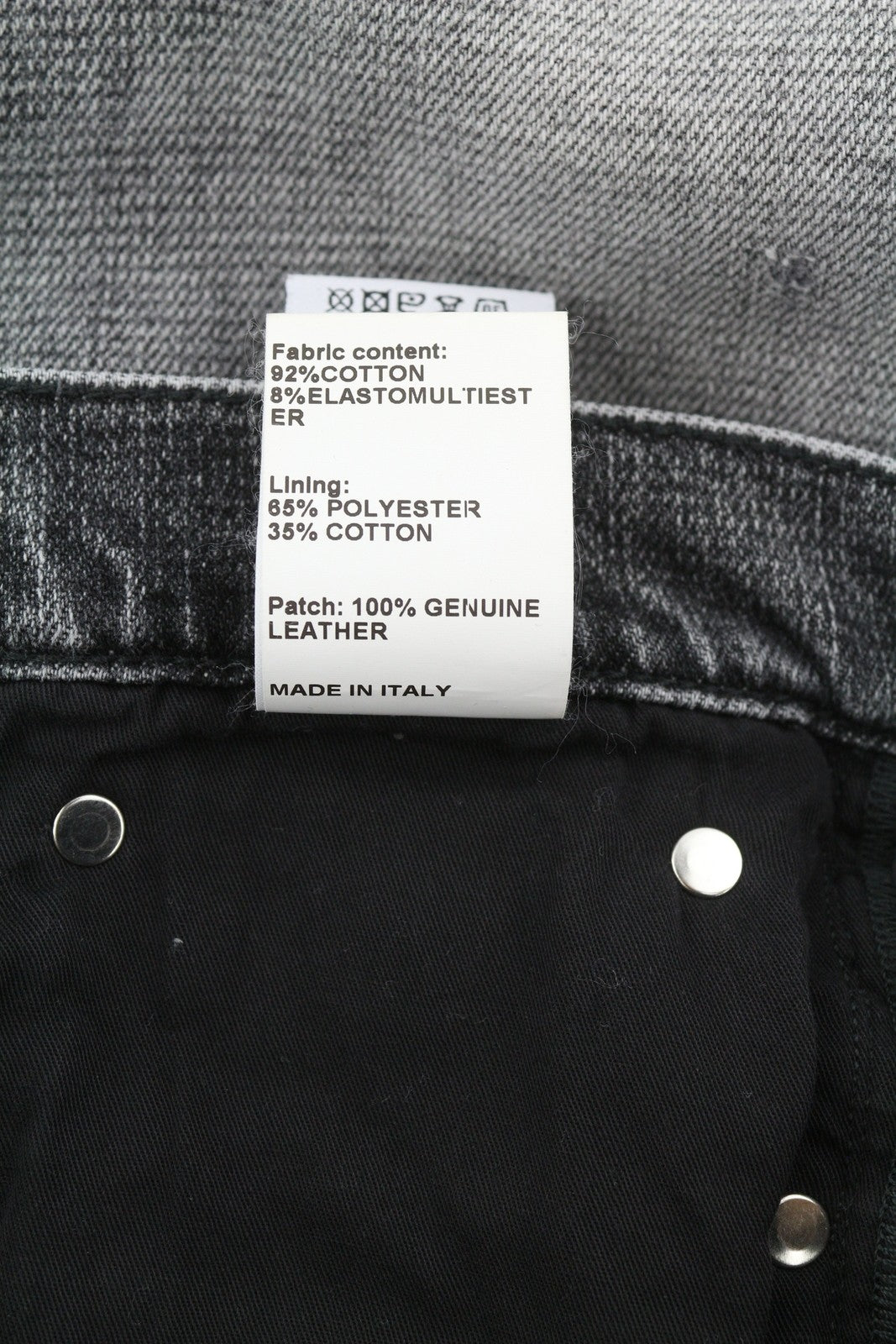 R13 „Boyfriend“ moteriški džinsai, 29 m., pilki, plėšyti, subraižyti, išblukę. Rekomenduojama kaina – 595 €. 