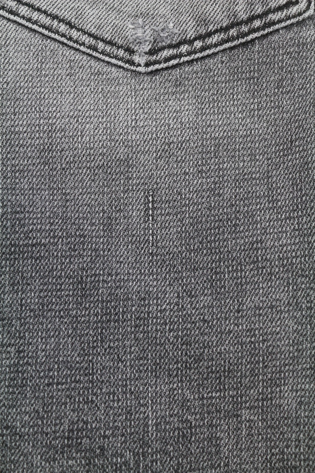 R13 „Boyfriend“ moteriški džinsai, 29 m., pilki, plėšyti, subraižyti, išblukę. Rekomenduojama kaina – 595 €. 