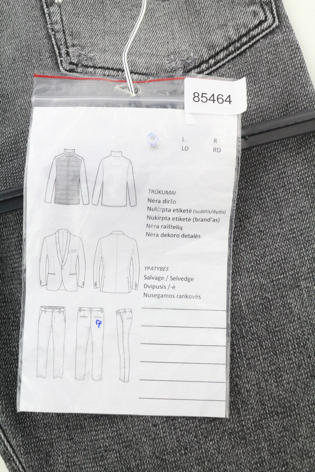 R13 „Boyfriend“ moteriški džinsai, 29 m., pilki, plėšyti, subraižyti, išblukę. Rekomenduojama kaina – 595 €. 