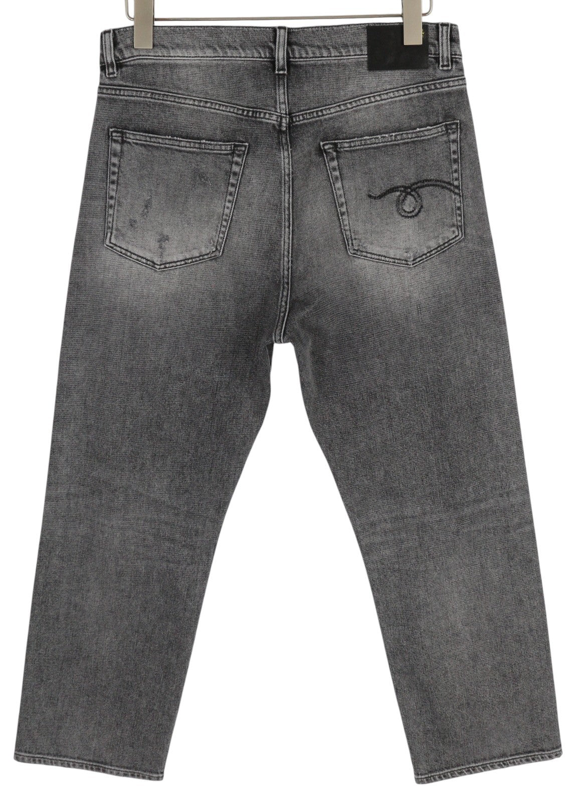 R13 „Boyfriend“ moteriški džinsai, 29 m., pilki, plėšyti, subraižyti, išblukę. Rekomenduojama kaina – 595 €. 