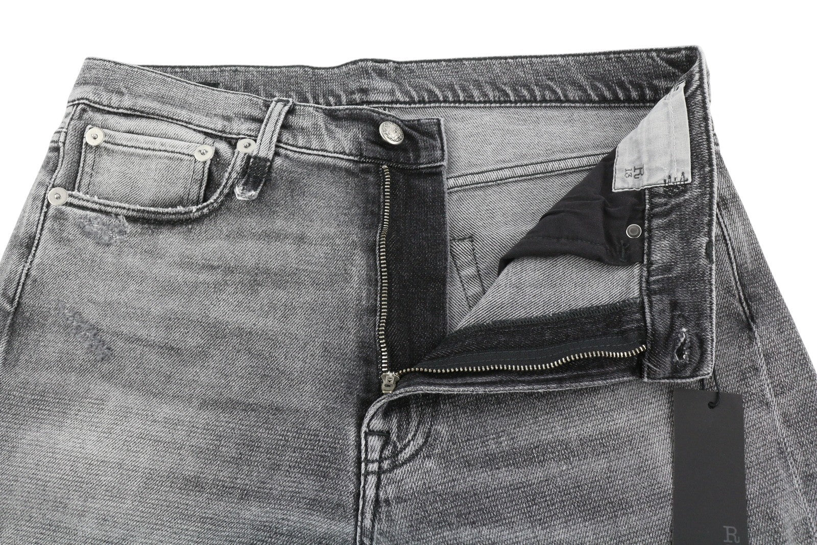 R13 „Boyfriend“ moteriški džinsai, 29 m., pilki, plėšyti, subraižyti, išblukę. Rekomenduojama kaina – 595 €. 