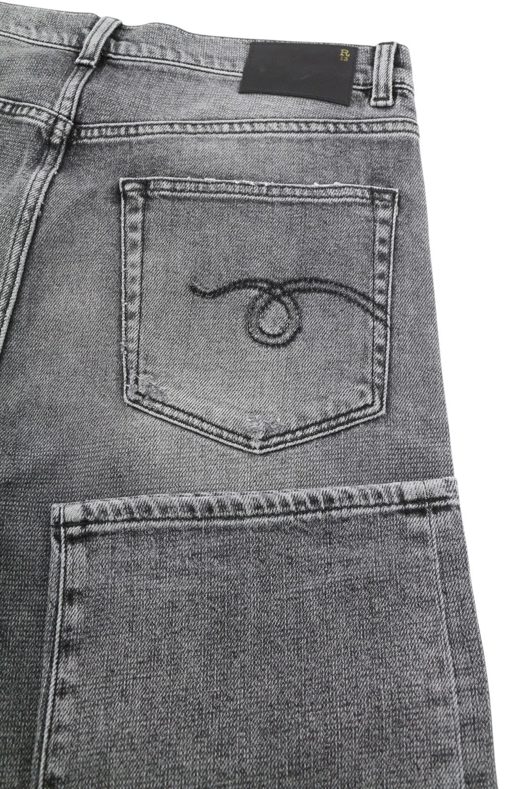 R13 „Boyfriend“ moteriški džinsai, 29 m., pilki, plėšyti, subraižyti, išblukę. Rekomenduojama kaina – 595 €. 