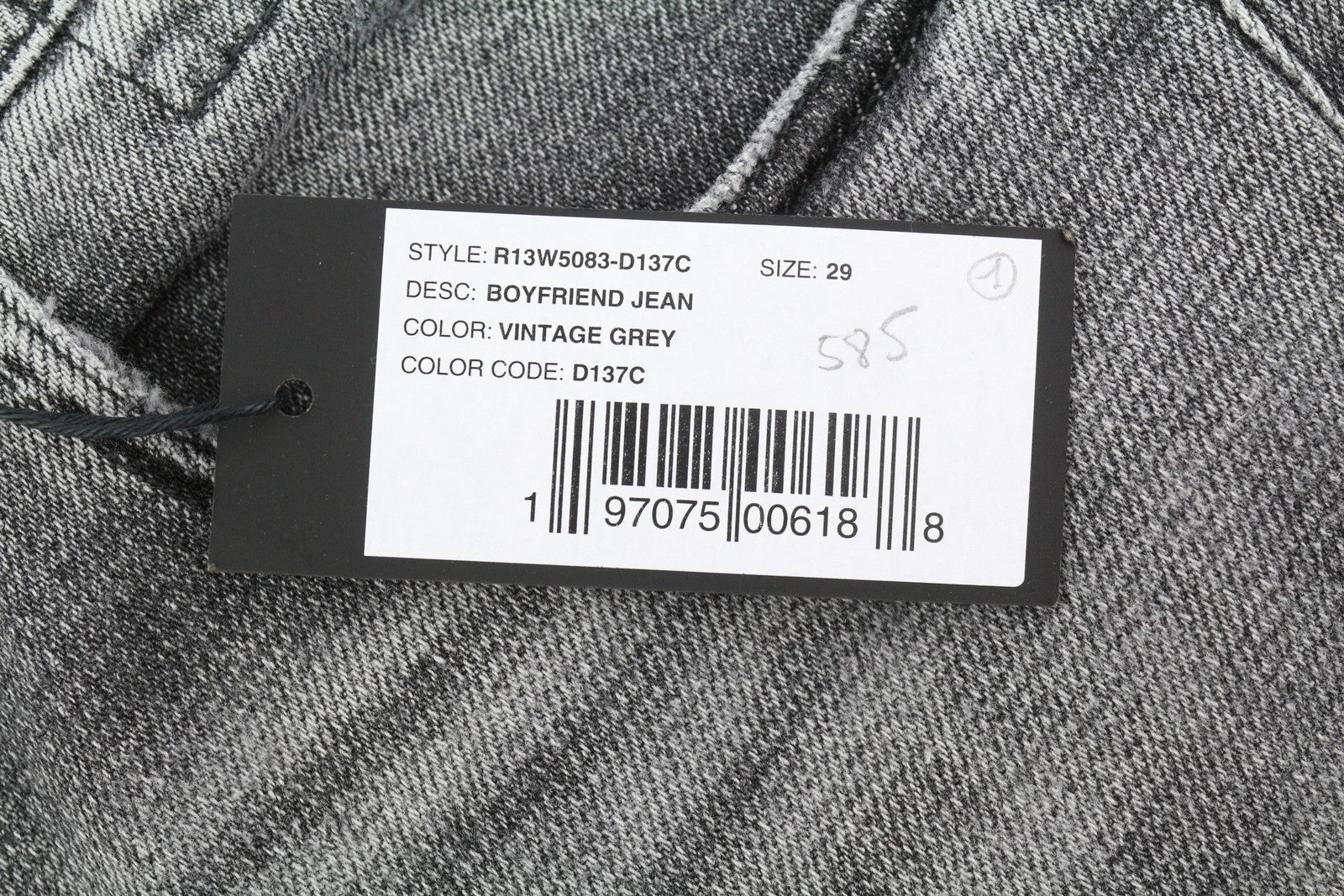 R13 „Boyfriend“ moteriški džinsai, 29 m., pilki, plėšyti, subraižyti, išblukę. Rekomenduojama kaina – 595 €. 