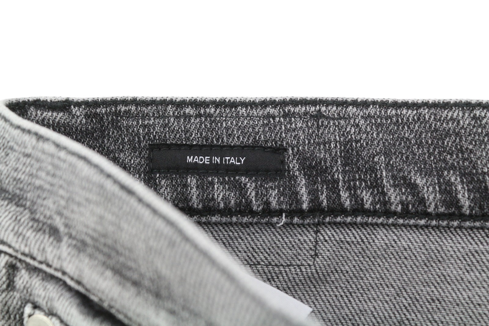 R13 „Boyfriend“ moteriški džinsai, 29 m., pilki, plėšyti, subraižyti, išblukę. Rekomenduojama kaina – 595 €. 