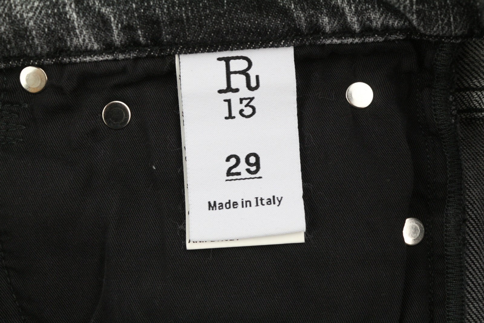 R13 „Boyfriend“ moteriški džinsai, 29 m., pilki, plėšyti, subraižyti, išblukę. Rekomenduojama kaina – 595 €. 