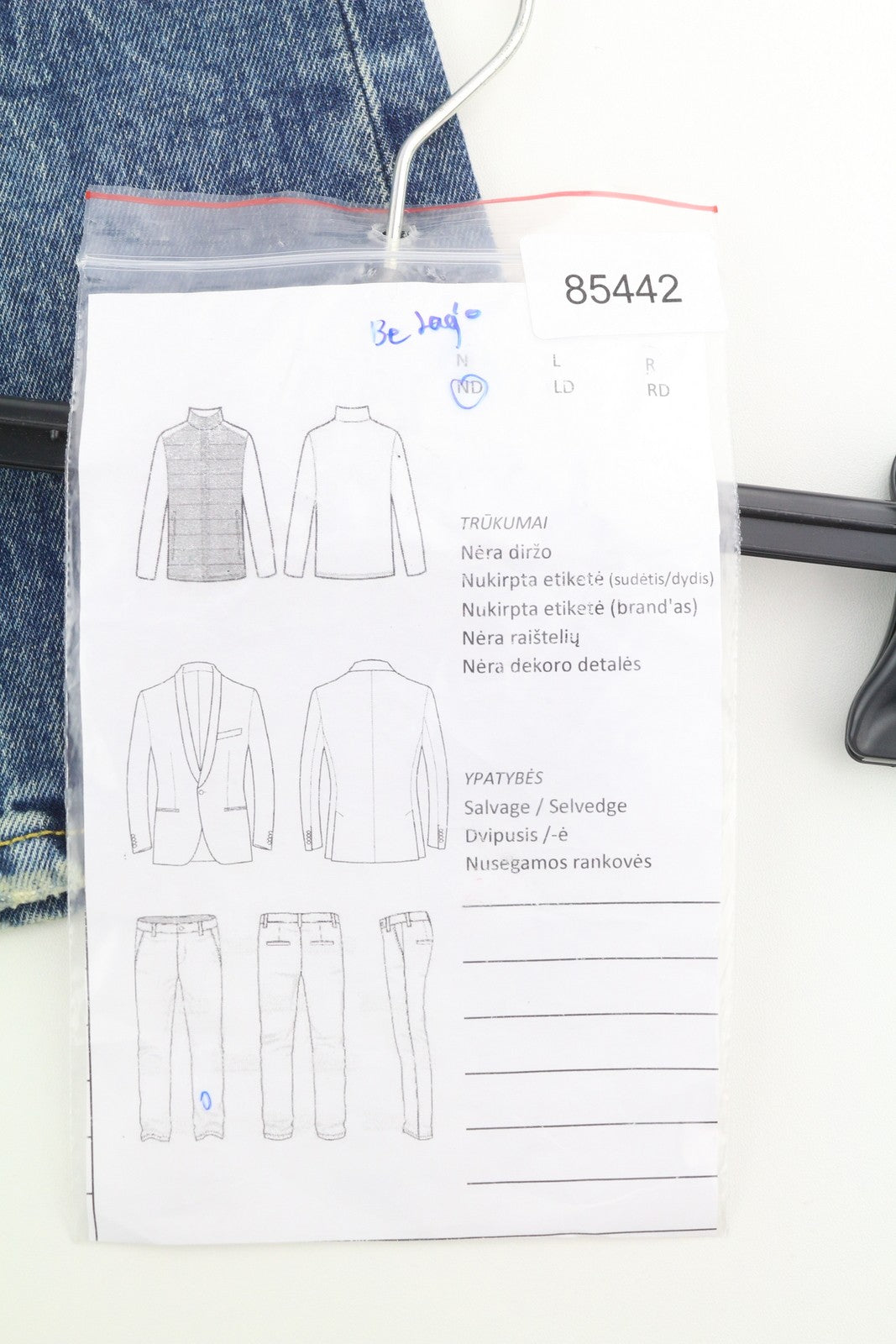 R13 Kick moteriški džinsai, 26 Kelly tamprūs, iki kulkšnių, skalbtos, blukusios mėlynos spalvos, rekomenduojama kaina – 650 € 